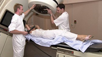 La radioth&eacute;rapie six jours sur sept :  de meilleurs r&eacute;sultats, n&rsquo;en d&eacute;plaise aux partisans des week-ends ...