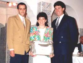 Le Dr. Baba (à droite) en compagnie de l’athlète H. Boulemerka, après le sacre de Barcelone.