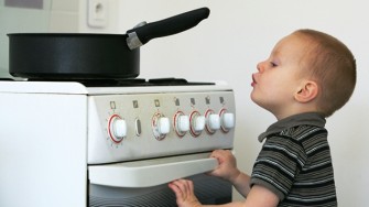 Prot&eacute;ger votre enfant des risques de br&ucirc;lures domestiques